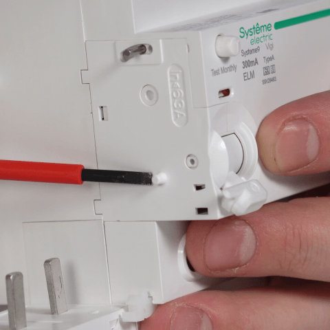 Благодаря специальному пину, на платформу невозможно установить выключатель с более высоким номинальным током